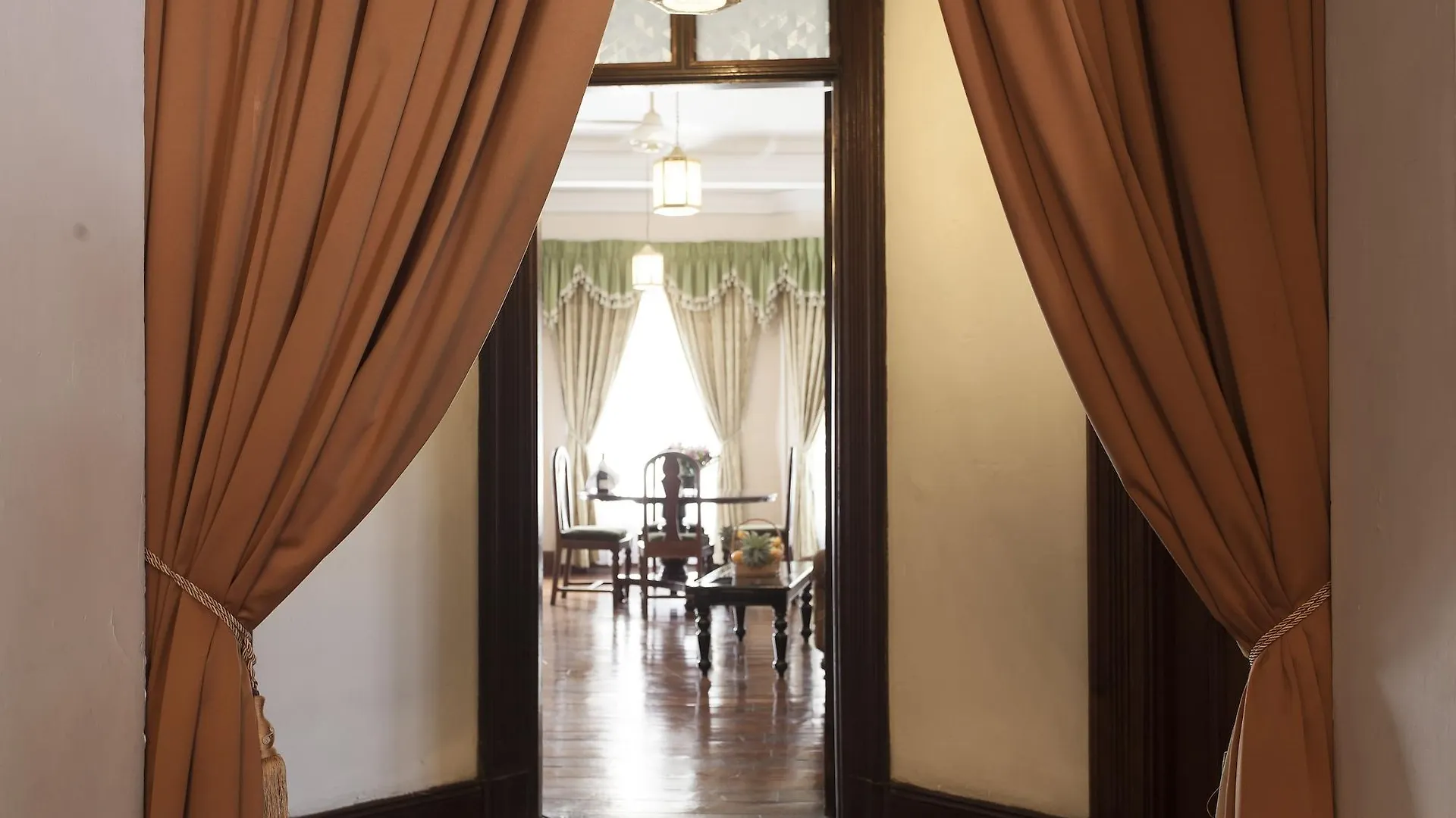 Queen'S Hotel Канди 5*,