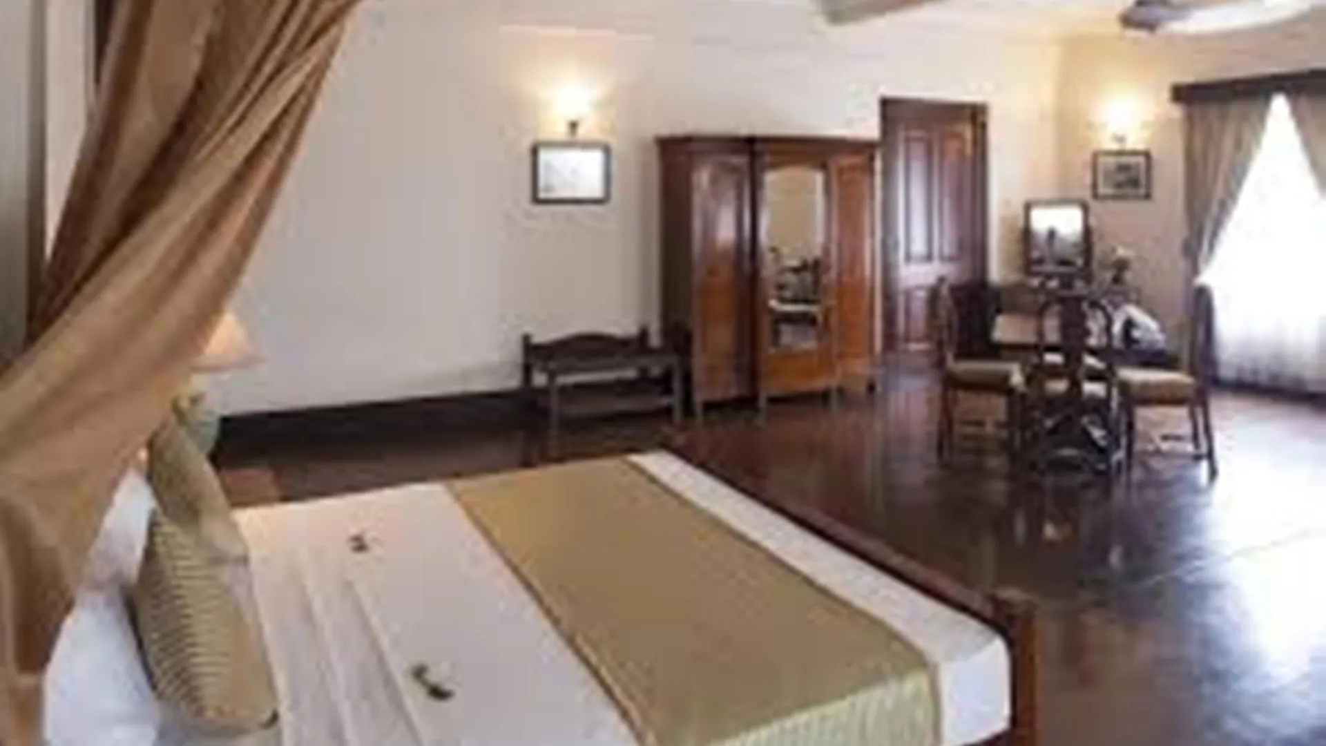 Queen'S Hotel Канди