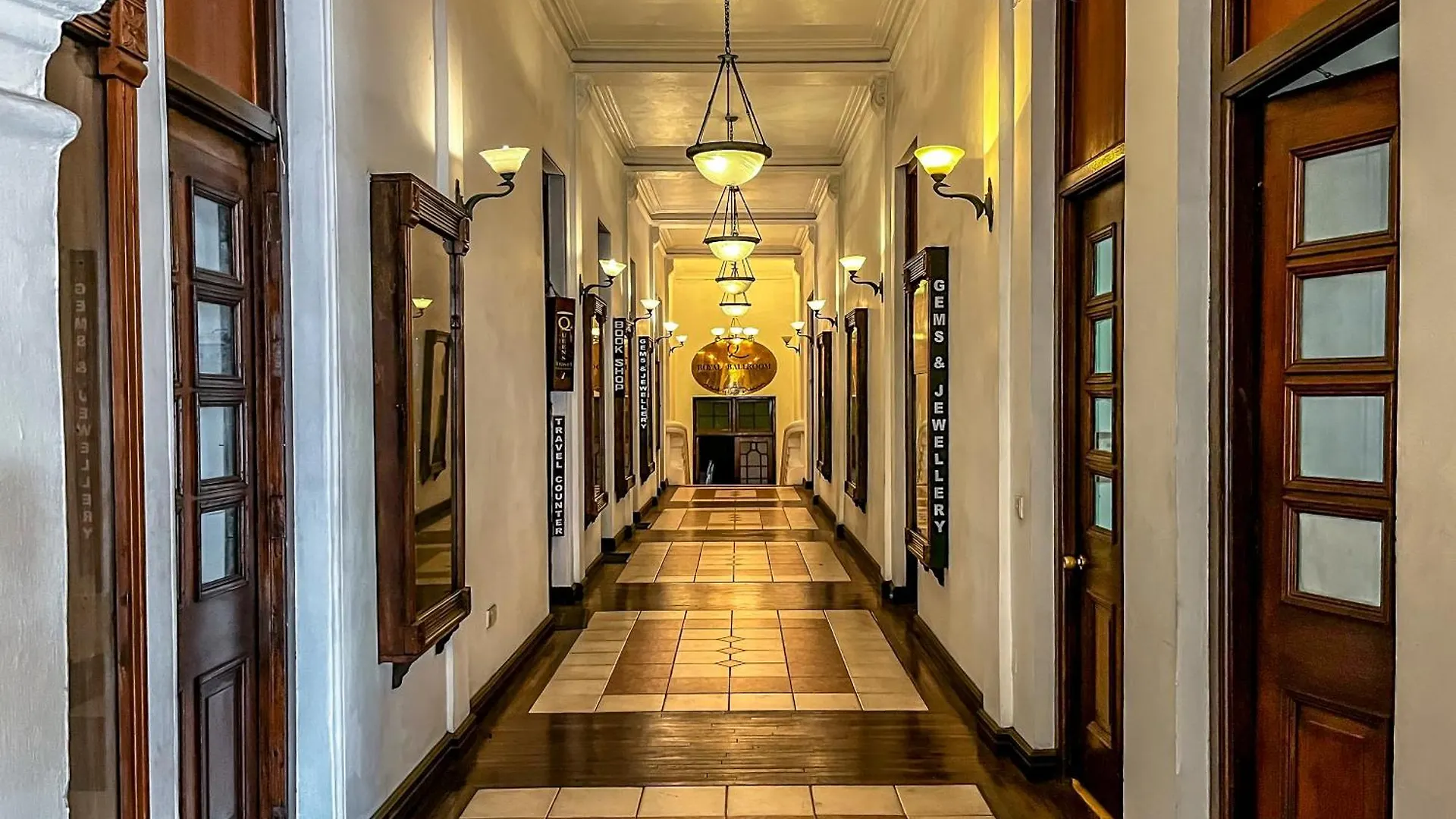 Queen'S Hotel Канди