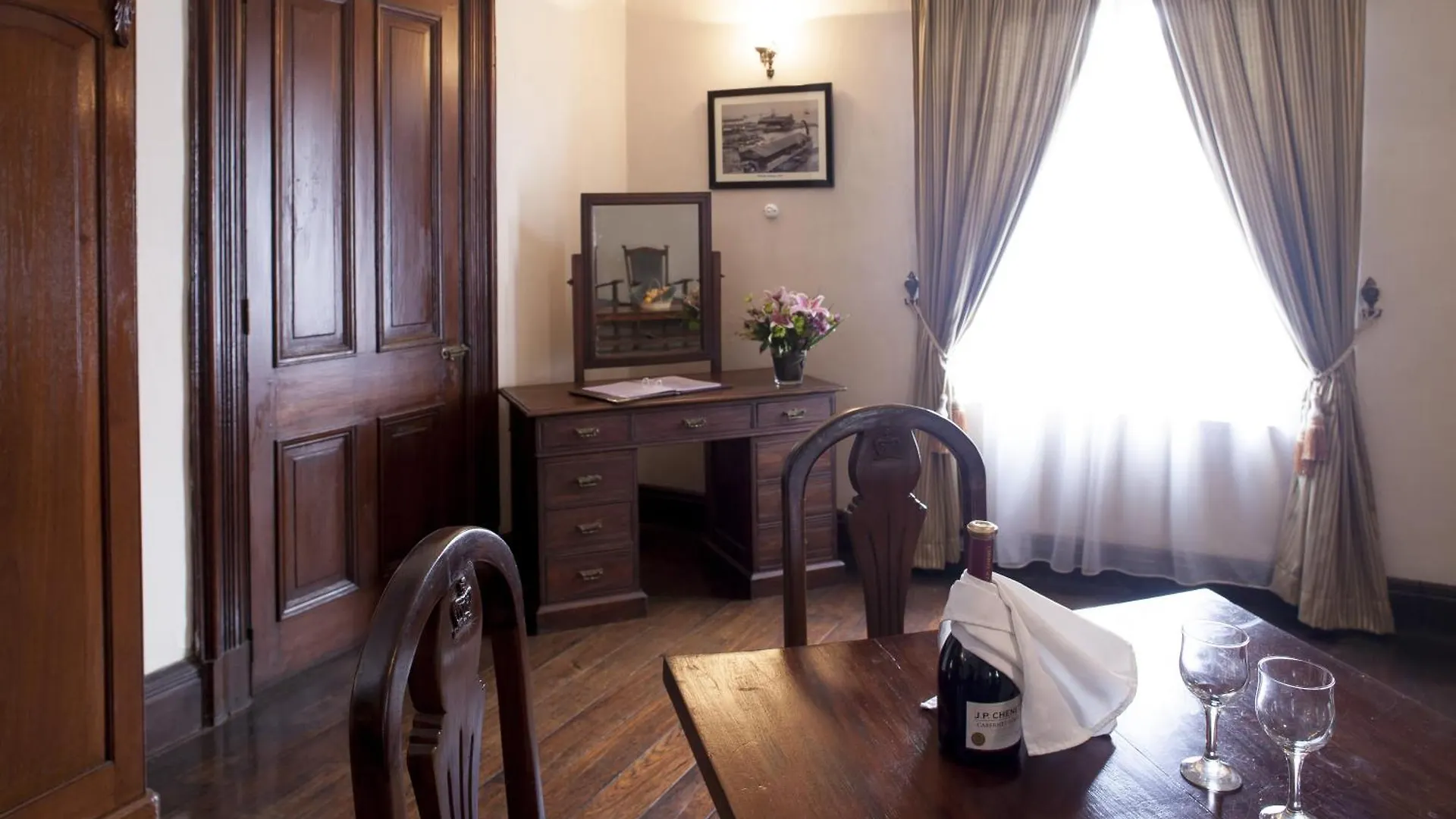 Queen'S Hotel Канди 5*,