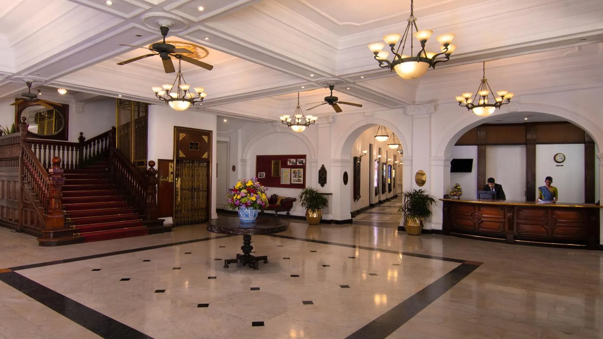 Queen'S Hotel Канди