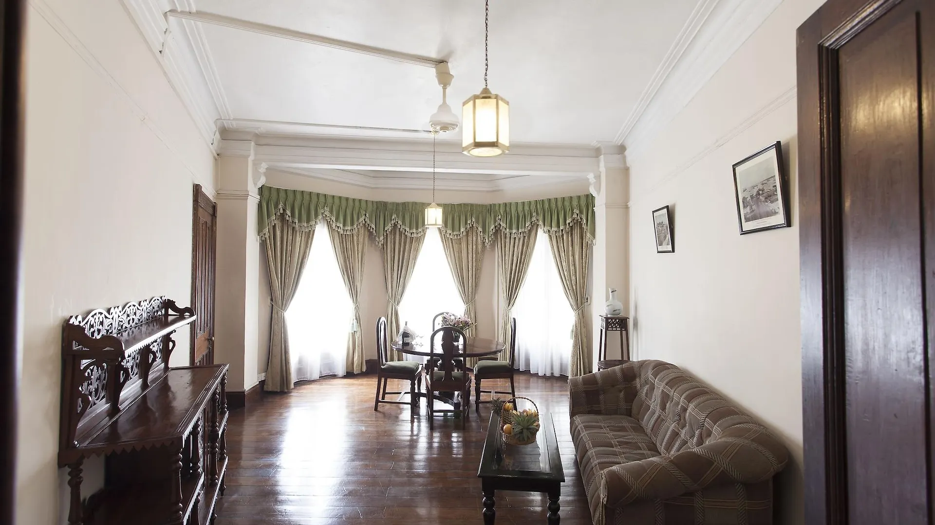 Queen'S Hotel Kandy 5*,